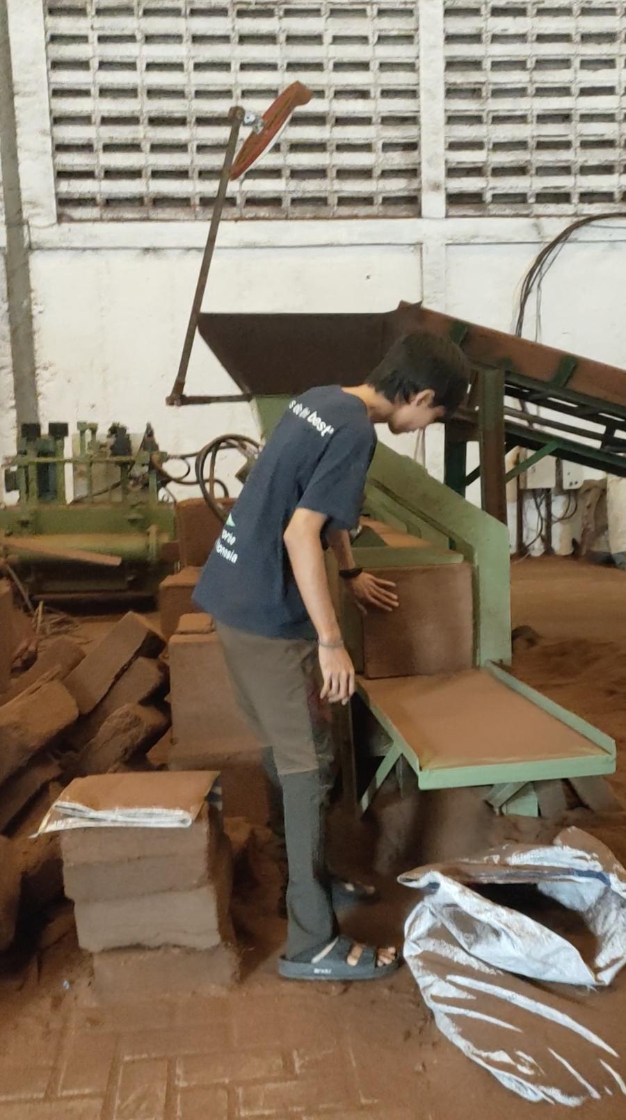 Operator working at the cocopeat block press machine